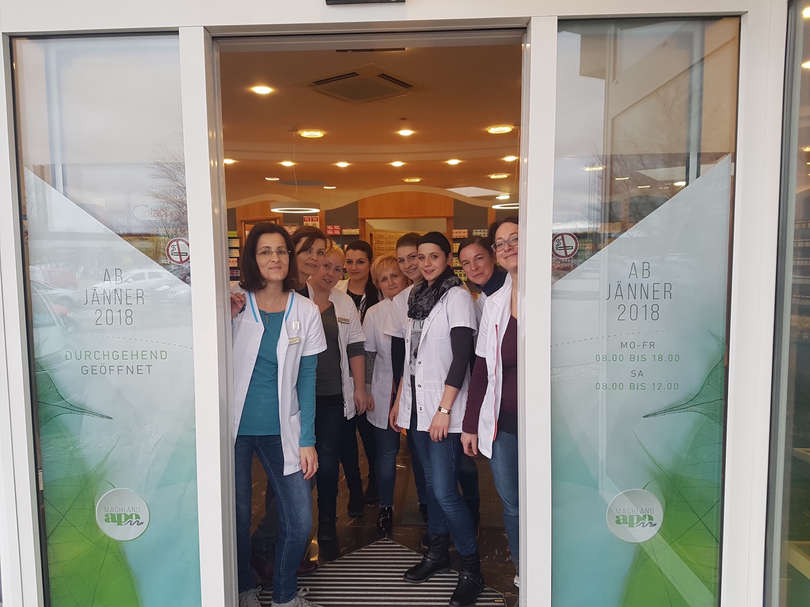 Das Team der Machland Apotheke Perg im Eingangsbereich der Apotheke